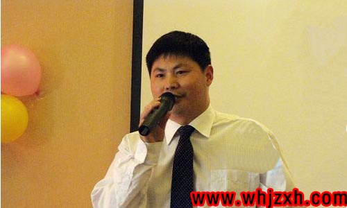 （华然装饰总经理赵建民在做致辞）